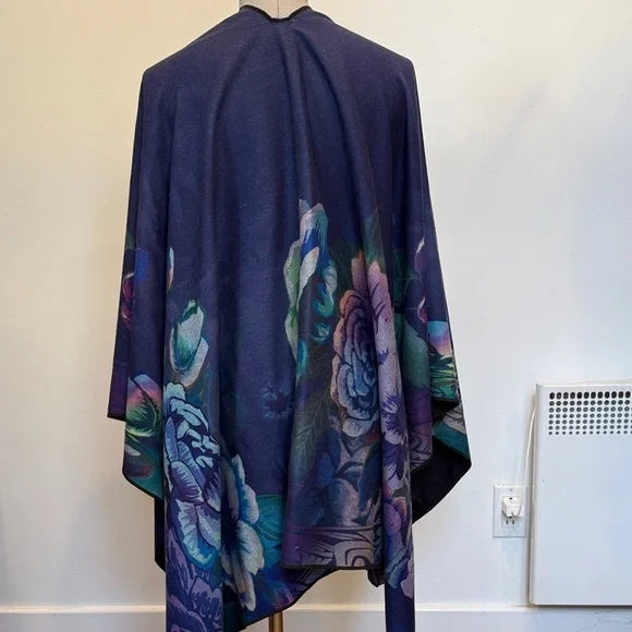🌸 Floral Print Cape – One Size - Picture 3 of 6